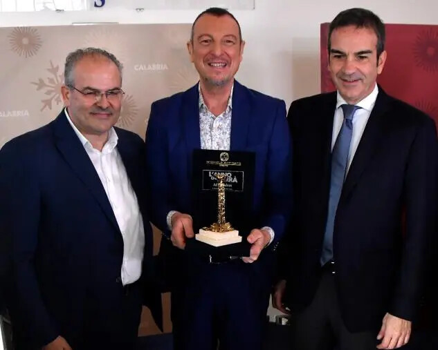 Amadeus fa visita all’ukulele di Rino Gaetano in mostra alla Lega Navale di Crotone images Amadeus fa visita all’ukulele di Rino Gaetano in mostra alla Lega Navale di Crotone