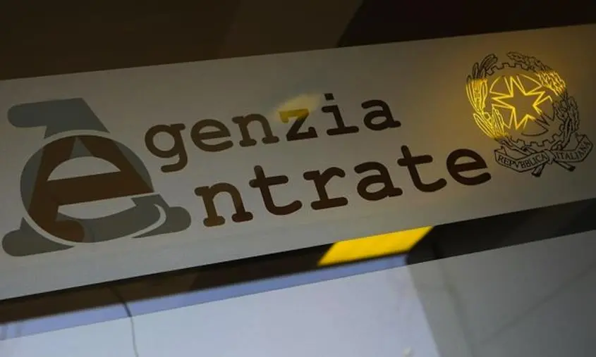 Cosenza, paga il bollo auto ma continua a ricevere la cartella esattoriale: condannata per lite temeraria l'Agenzia delle Entrate