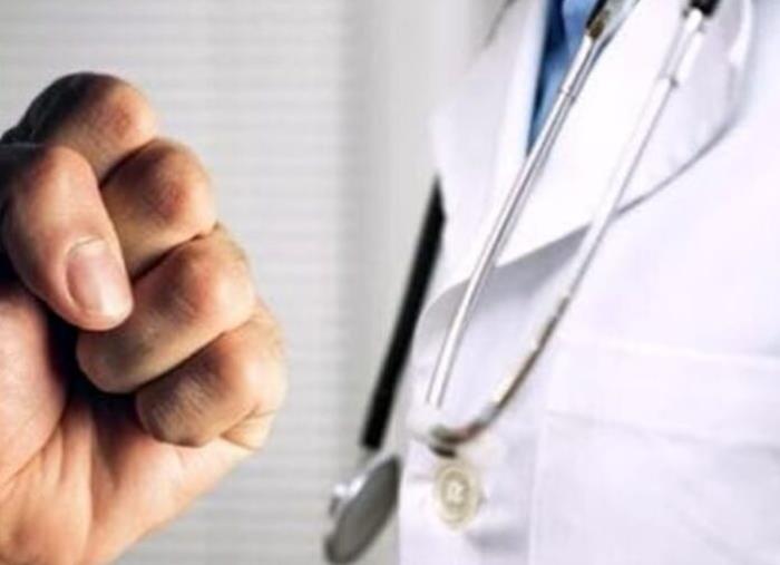 Medico gli nega farmaco non dovuto e lui gli sferra un pugno: la Procura di Catanzaro lo cita a giudizio images Medico gli nega farmaco non dovuto e lui gli sferra un pugno: la Procura di Catanzaro lo cita a giudizio