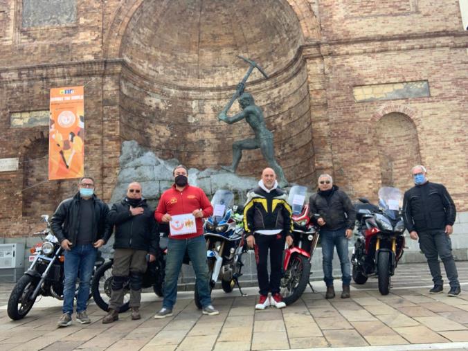 images Volontariato. 2 ruote e una gamba, gli "Angeli in Moto" di Catanzaro raccolgono protesi usate per l'Africa 
