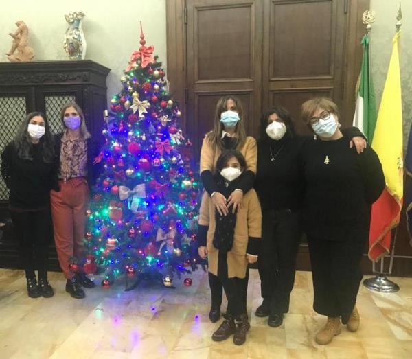 Gli alberi di Natale del sindaco e della presidenza del Consiglio decorati con addobbi regalati dagli alunni della Patari Rodari images Gli alberi di Natale del sindaco e della presidenza del Consiglio decorati con addobbi regalati dagli alunni della Patari Rodari
