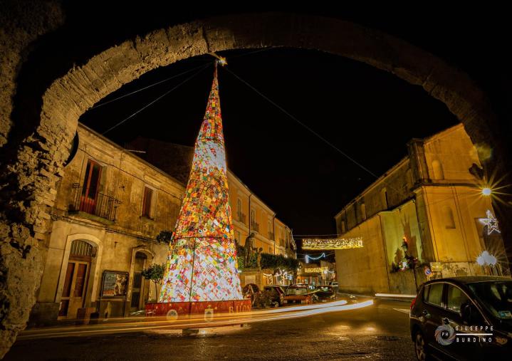 images E’ alto più di 13 metri l’albero all’uncinetto realizzato a Girifalco