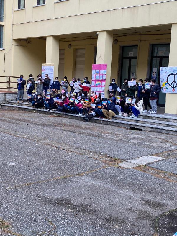 Catanzaro, alla scuola "Aldisio" si inneggia alla pace: arcobaleni contro la guerra images Catanzaro, alla scuola "Aldisio" si inneggia alla pace: arcobaleni contro la guerra