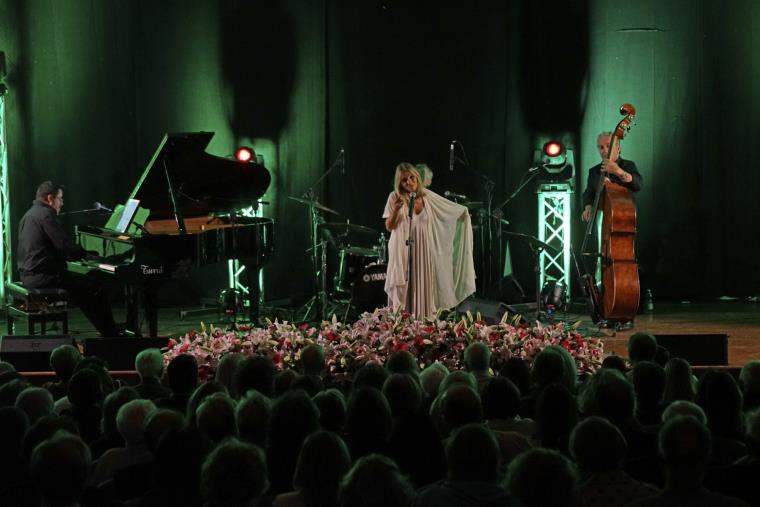 images Successo per “Hommage à Dalida” organizzato da Alliance Française di Catanzaro, Eva Lopez incanta il pubblico 