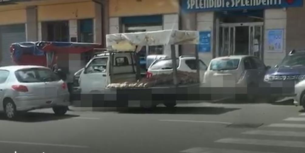 images Coronavirus. A Catanzaro non tutti rispettano i divieti. Ecco i venditori ambulanti che vanno in "deroga" (VIDEO)