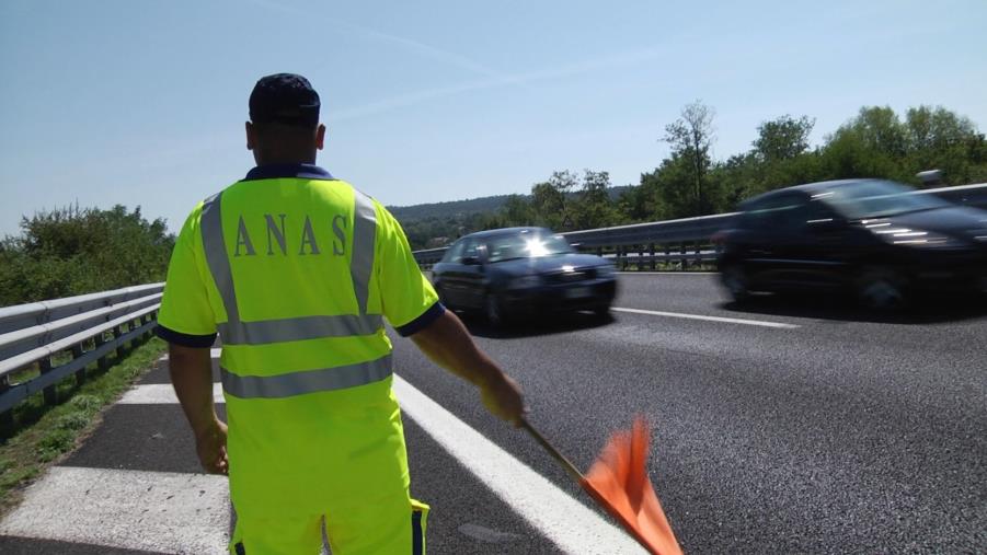 images Mezzo pesante contro le barriere: traffico bloccato tra Gioia Tauro e Rosarno