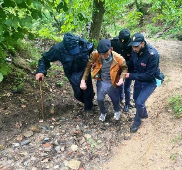 Catanzaro. Va a funghi ma si perde sotto la pioggia: 85enne ritrovato dalla polizia a Sant'Elia images Catanzaro. Va a funghi ma si perde sotto la pioggia: 85enne ritrovato dalla polizia a Sant'Elia