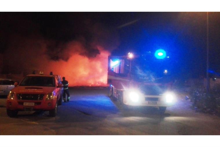 images Discarica in fumo ad Archi di Reggio Calabria, il Comitato di quartiere denuncia: "Comportamento irresponsabile della giunta Falcomatà"