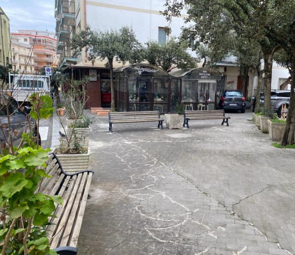 images Panchine a Gagliano e Conventino, rimossi i giochi bruciati a Siano, Capellupo: "Amministrazione attenta ai quartieri"