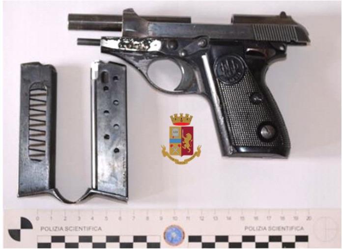 images Catanzaro. In giro in auto con una pistola nel quartiere Mater Domini: arrestati tre giovani