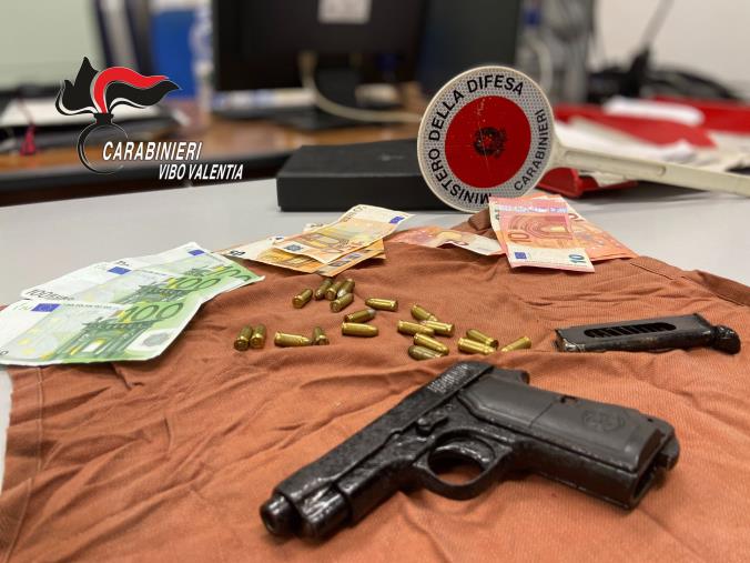Sant'Onofrio. Tenta di scappare in autostrada, i carabinieri lo fermano e trovano pistola e proiettili images Sant'Onofrio. Tenta di scappare in autostrada, i carabinieri lo fermano e trovano pistola e proiettili