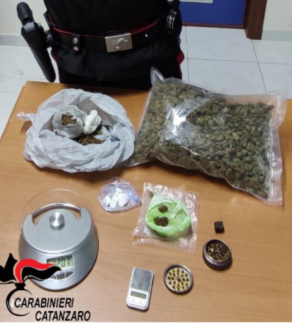 Catanzaro. In auto con oltre mezzo chilo di droga: 42enne arrestato images Catanzaro. In auto con oltre mezzo chilo di droga: 42enne arrestato