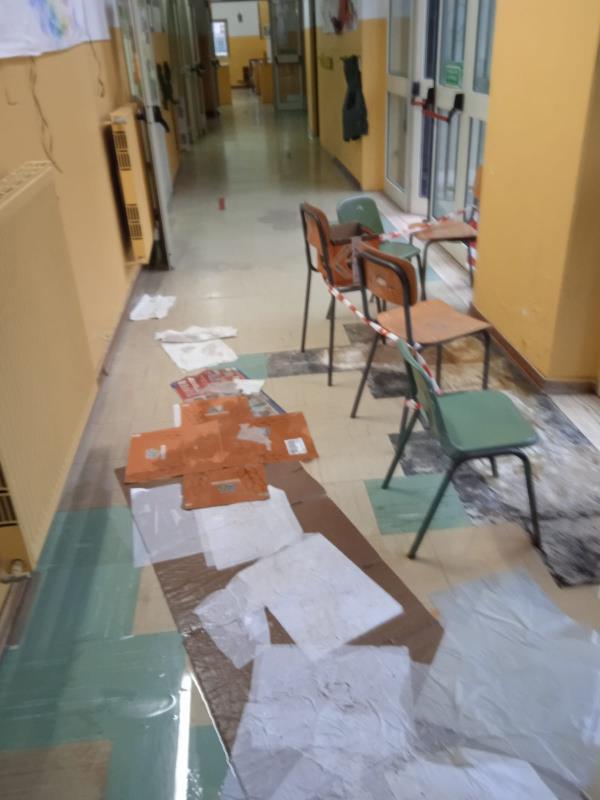 Catanzaro, allagato il plesso "Chiattine" all'Aranceto: molti bimbi tornano a casa images Catanzaro, allagato il plesso "Chiattine" all'Aranceto: molti bimbi tornano a casa