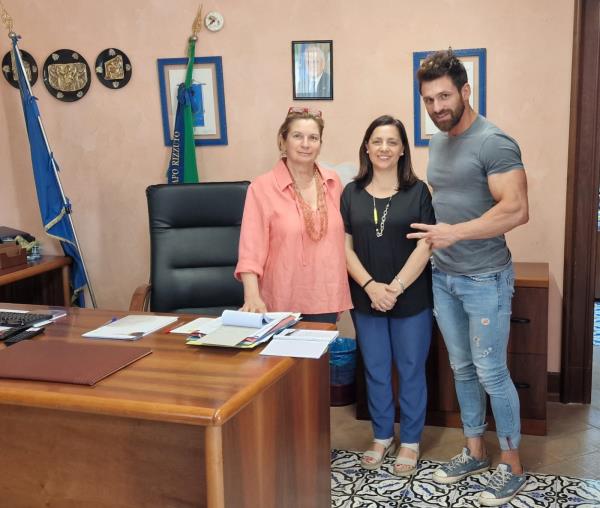 Isola Capo Rizzuto, il pluricampione di Body Building Antonio Macrillò è stato ricevuto dal sindaco images Isola Capo Rizzuto, il pluricampione di Body Building Antonio Macrillò è stato ricevuto dal sindaco