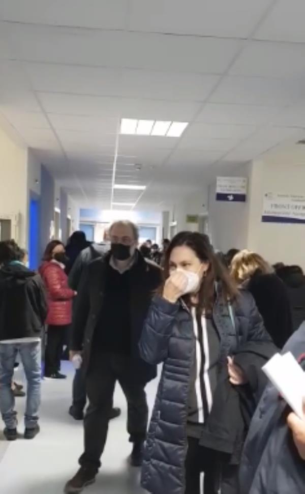 images Caos vaccini all'ospedale di Soverato: l'attesa diventa assembramento, intervengono i carabinieri 