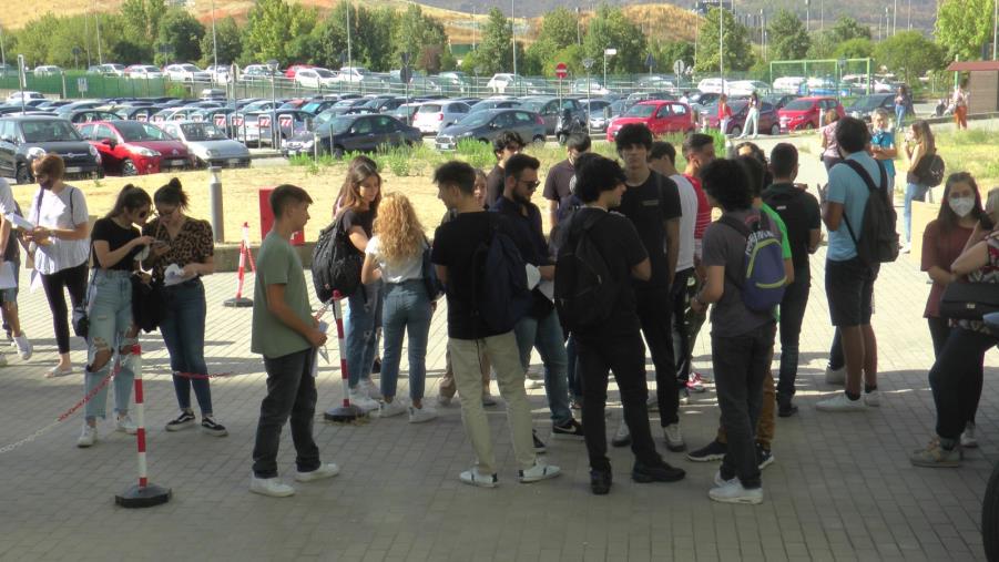 images Test di Medicina. L'esercito degli aspiranti all'Università di Catanzaro: in molti lo preparano da un anno   