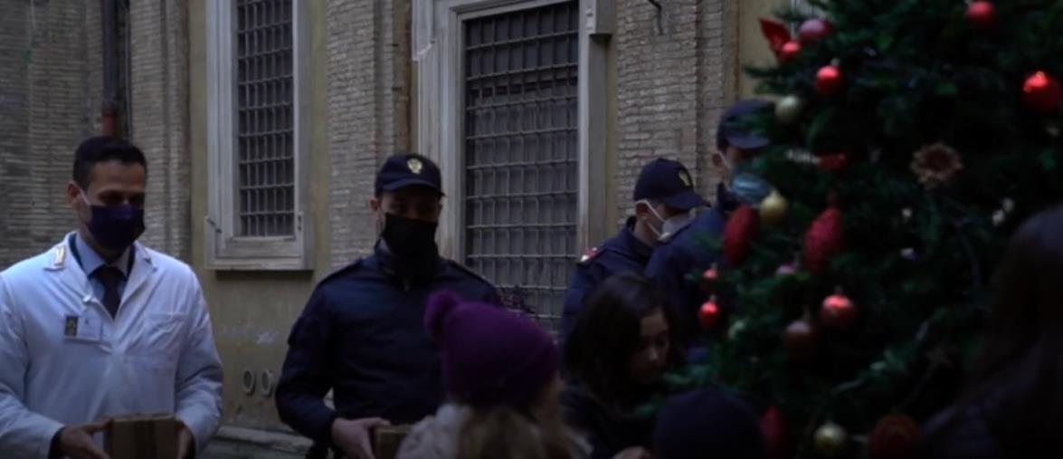 images Il messaggio di auguri e di speranza della polizia racchiuso in una pallina sull'abete illuminato