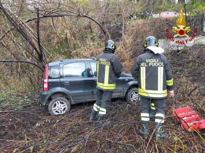 images Lamezia Terme. Auto finisce in una scarpata: feriti un uomo e il figlio di 7 anni