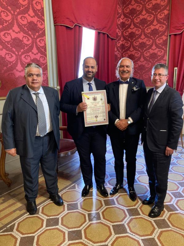 images La Fondazione “Papa Clemente XI-Albani” consegna la pergamena di senatore accademico all'avv. catanzarese Marco Grande   