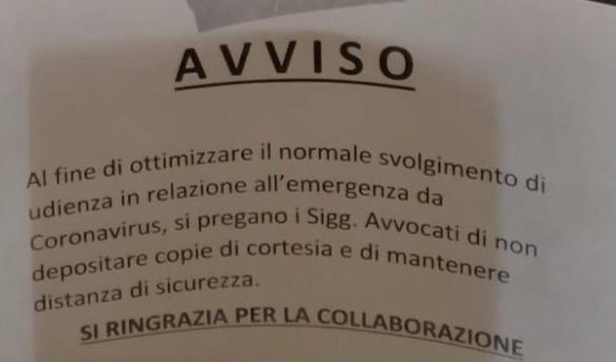 images Coronavirus. A Catanzaro cancellerie off limit agli avvocati: niente depositi e distanze di sicurezza. In Tribunale la prevenzione si fa così 