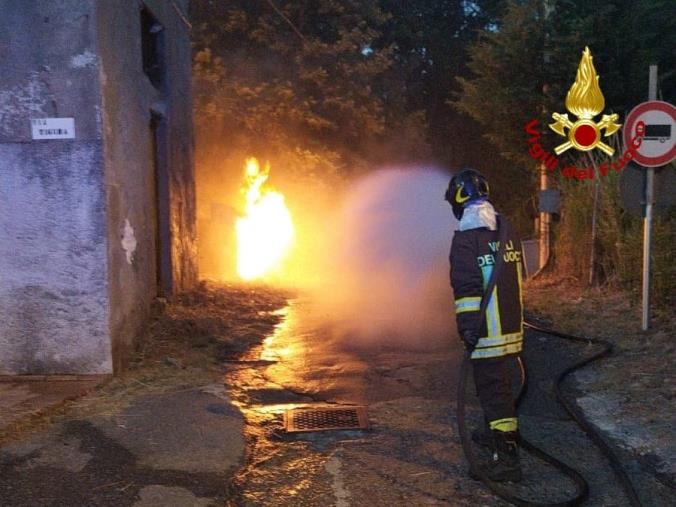 Settingiano, incendio vicino al cimitero: Vigili del Fuoco in azione images Settingiano, incendio vicino al cimitero: Vigili del Fuoco in azione