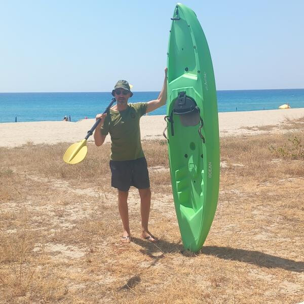 images Da Sellia a Crotone, la traversata in kayak dell’avvocato Benito Apollo in sostegno della Palestina