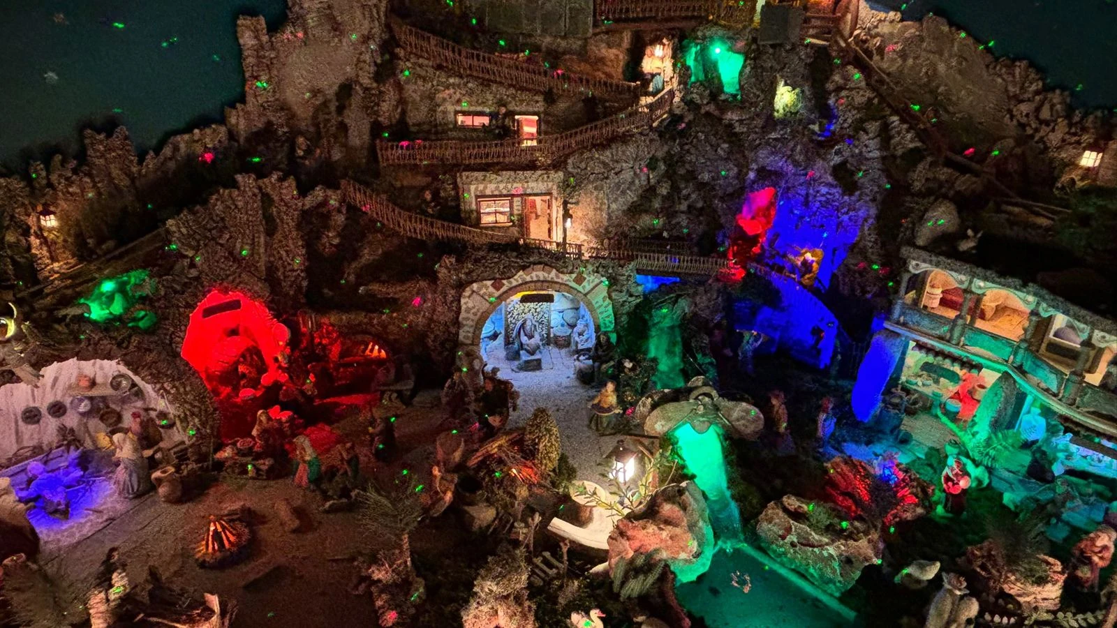 La magica notte di Betlemme ricostruita dall'artista Luigi Matteo Chieffallo tornato dalla Svizzera nel suo "Paese-Presepe" San Mango d'Aquino