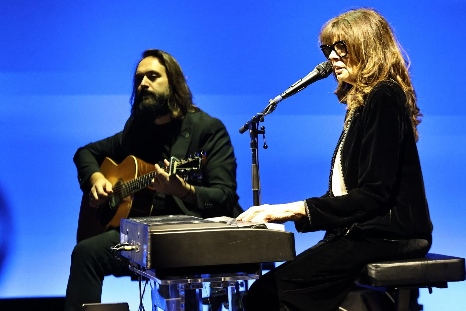 images Tra poesia e introspezione: il canto limpido di Alice al Politeama