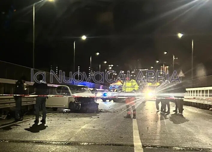 images Frontale tra due auto all'ingresso di Catanzaro, due feriti 