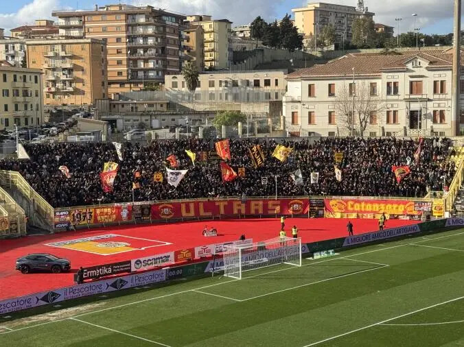 images Il corsivo giallorosso. Il  "peccato" del gol mancato: Catanzaro e Pisa stesso peso sulla bilancia dei valori