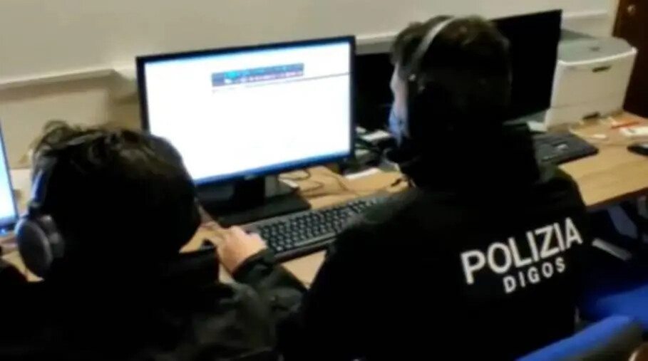 images Lancio di monetine dai Distinti durante Catanzaro-Reggiana: per l'autore scatta il Daspo di 4 anni