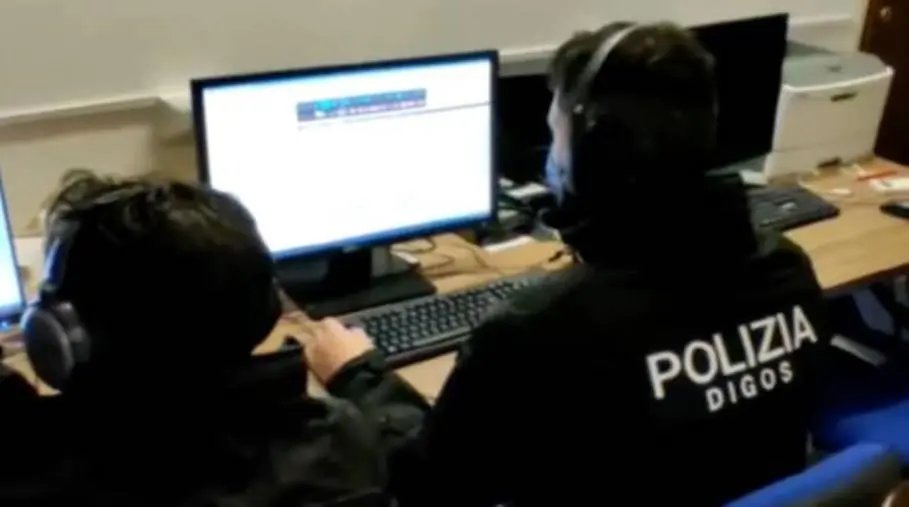 Lancio di monetine dai Distinti durante Catanzaro-Reggiana: per l'autore scatta il Daspo di 4 anni images Lancio di monetine dai Distinti durante Catanzaro-Reggiana: per l'autore scatta il Daspo di 4 anni
