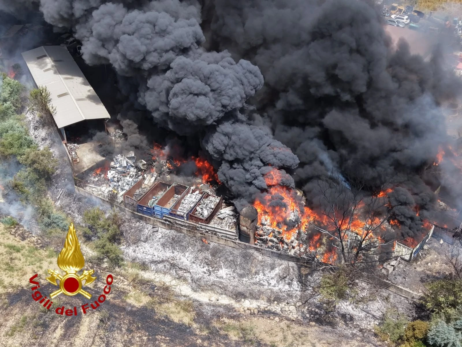 Crotone, incendio in un’autodemolizione in località Campodenaro 