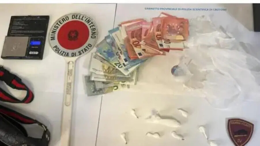 images Crotone, beccata con la cocaina: arrestata una donna di 35 anni
