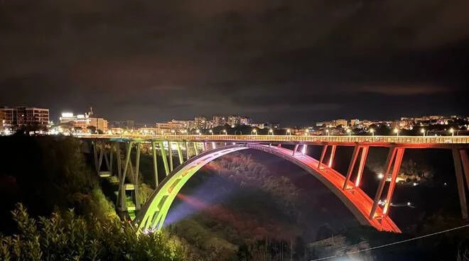 Il Viadotto Bisantis verso la sua nuova illuminazione, prove in corso: sto accensione definitiva 