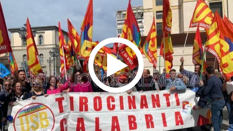 images Catanzaro, in Piazza Prefettura la protesta dei tirocinanti calabresi: “Il tempo è finito, chiediamo maggiore impegno”
