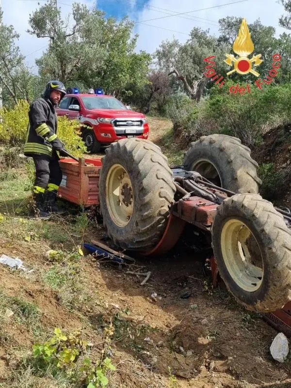Cropani, si ribalta e resta incastrato sotto un trattore: uomo trasportato in ospedale  images Cropani, si ribalta e resta incastrato sotto un trattore: uomo trasportato in ospedale