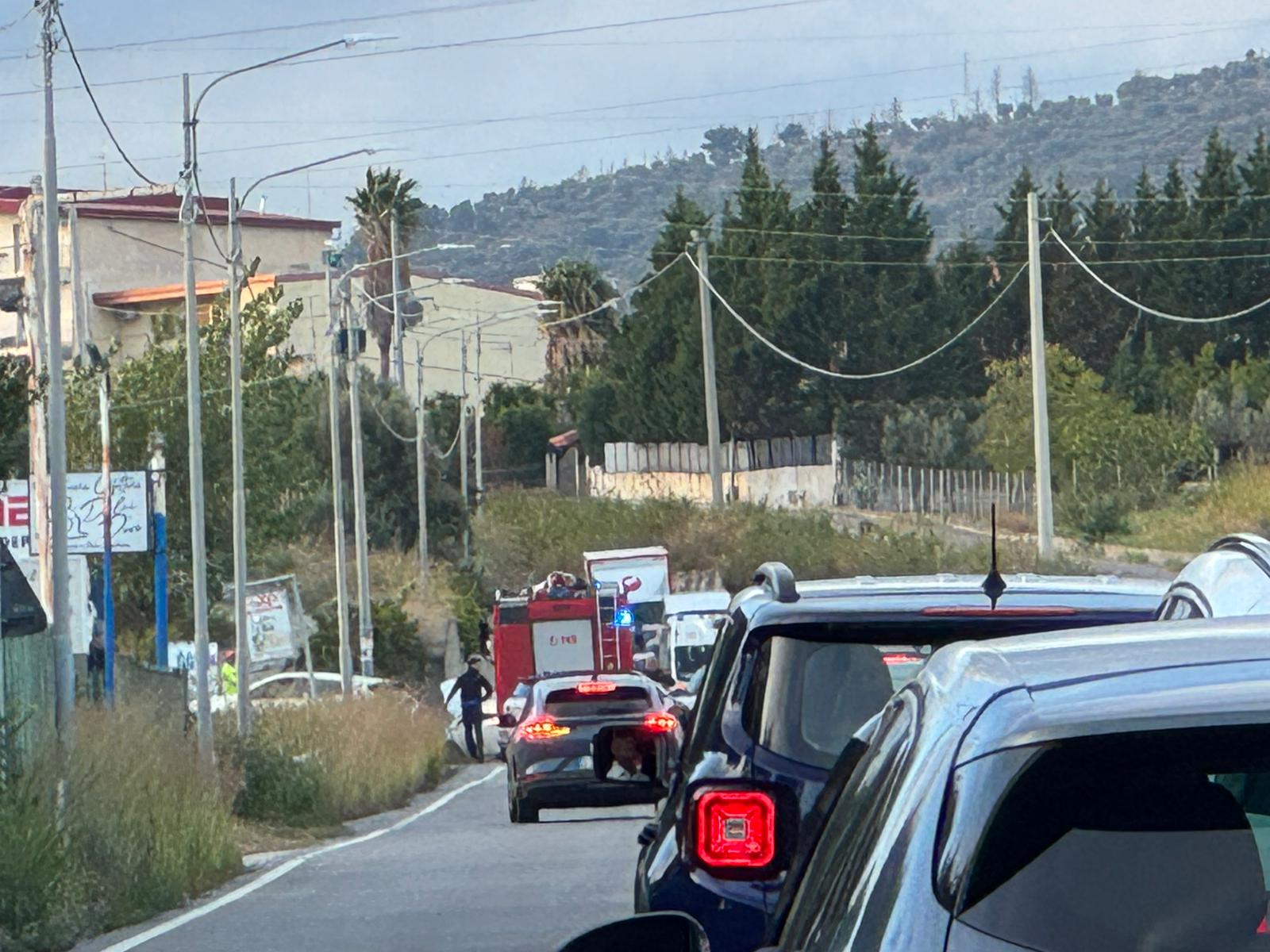 Scontro su via dei Tulipani a Catanzaro: 2 feriti e traffico rallentato