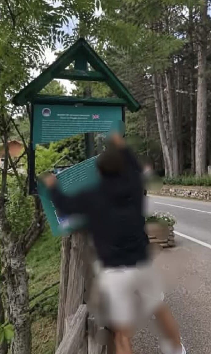 images Danneggiati i cartelli sulla storia di Villaggio Mancuso