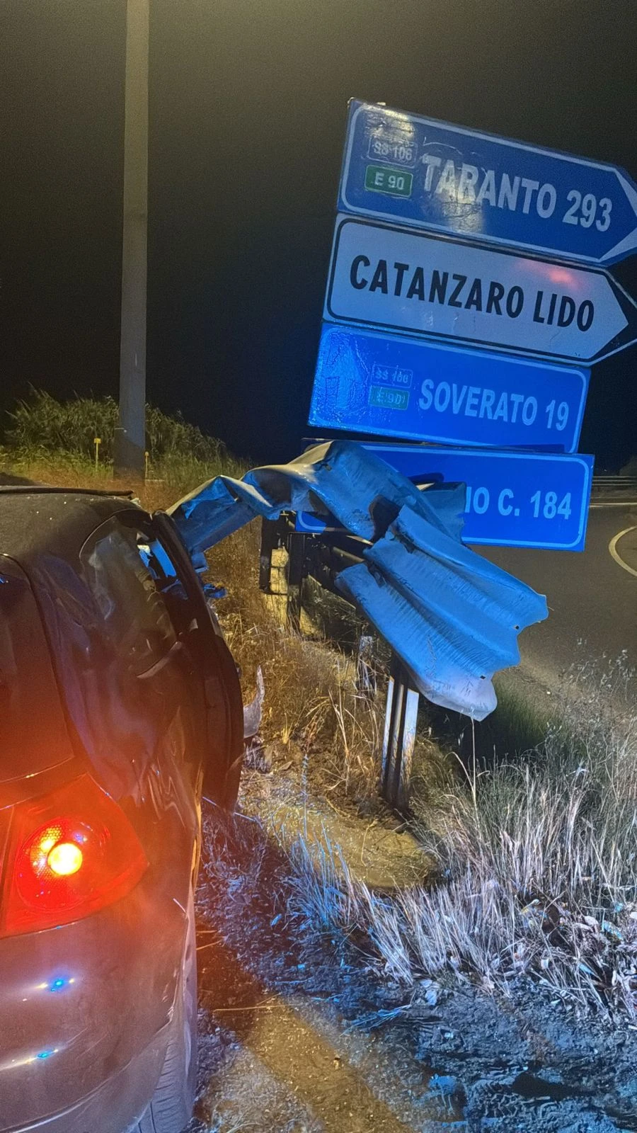 Catanzaro, sbanda e finisce fuori strada nei pressi del bivio di Lido 