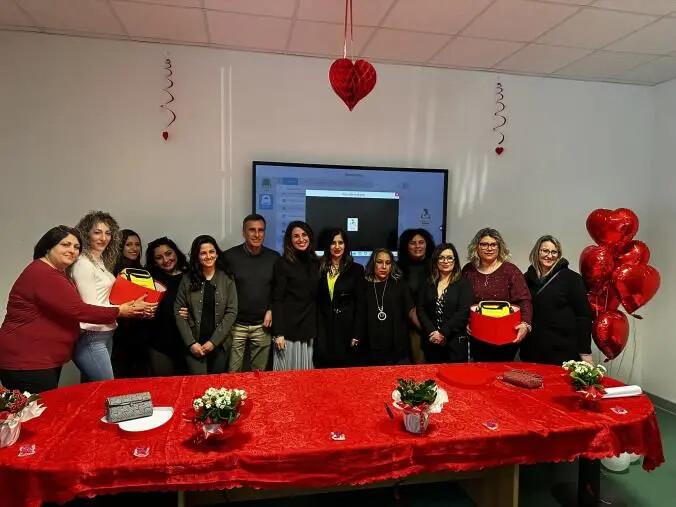 images La vicesindaca Giusy Iemma alla scuola di via Molise per la donazione di defibrillatori agli istituti&nbsp;