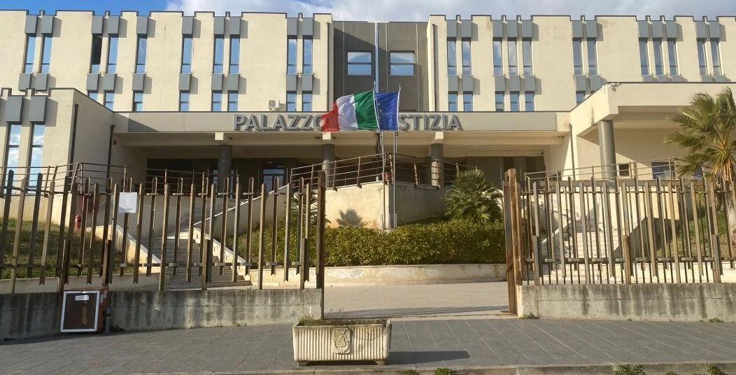 Corigliano Rossano, sequestrata una discoteca estiva sullo Jonio: attività senza le autorizzazioni prescritte