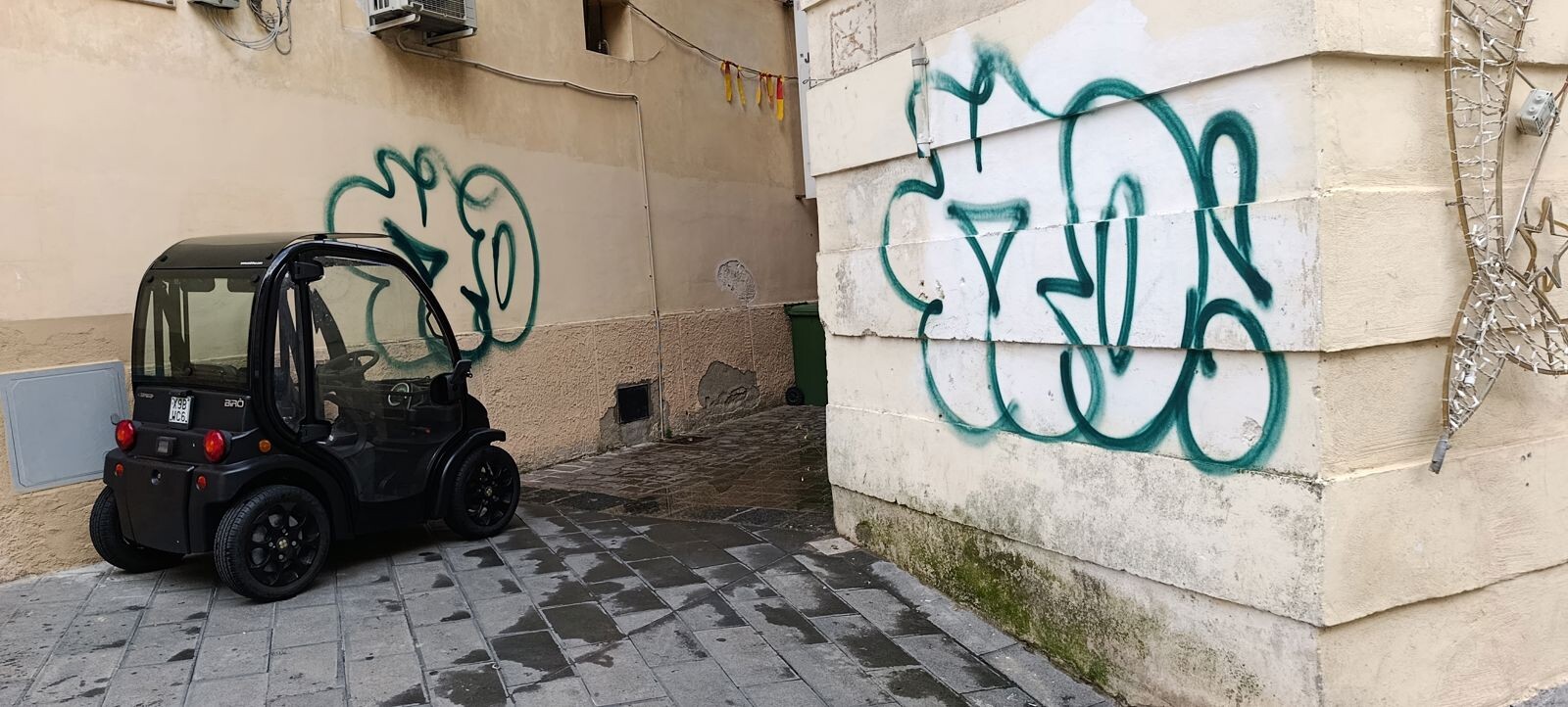 Atto vandalico in piazza Le Pera, Cara Catanzaro: "Chi imbratta la città deve essere individuato e punito" images Atto vandalico in piazza Le Pera, Cara Catanzaro: "Chi imbratta la città deve essere individuato e punito"