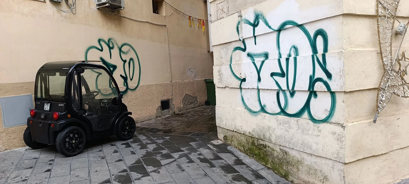 Atto vandalico in piazza Le Pera, Cara Catanzaro: "Chi imbratta la città deve essere individuato e punito"