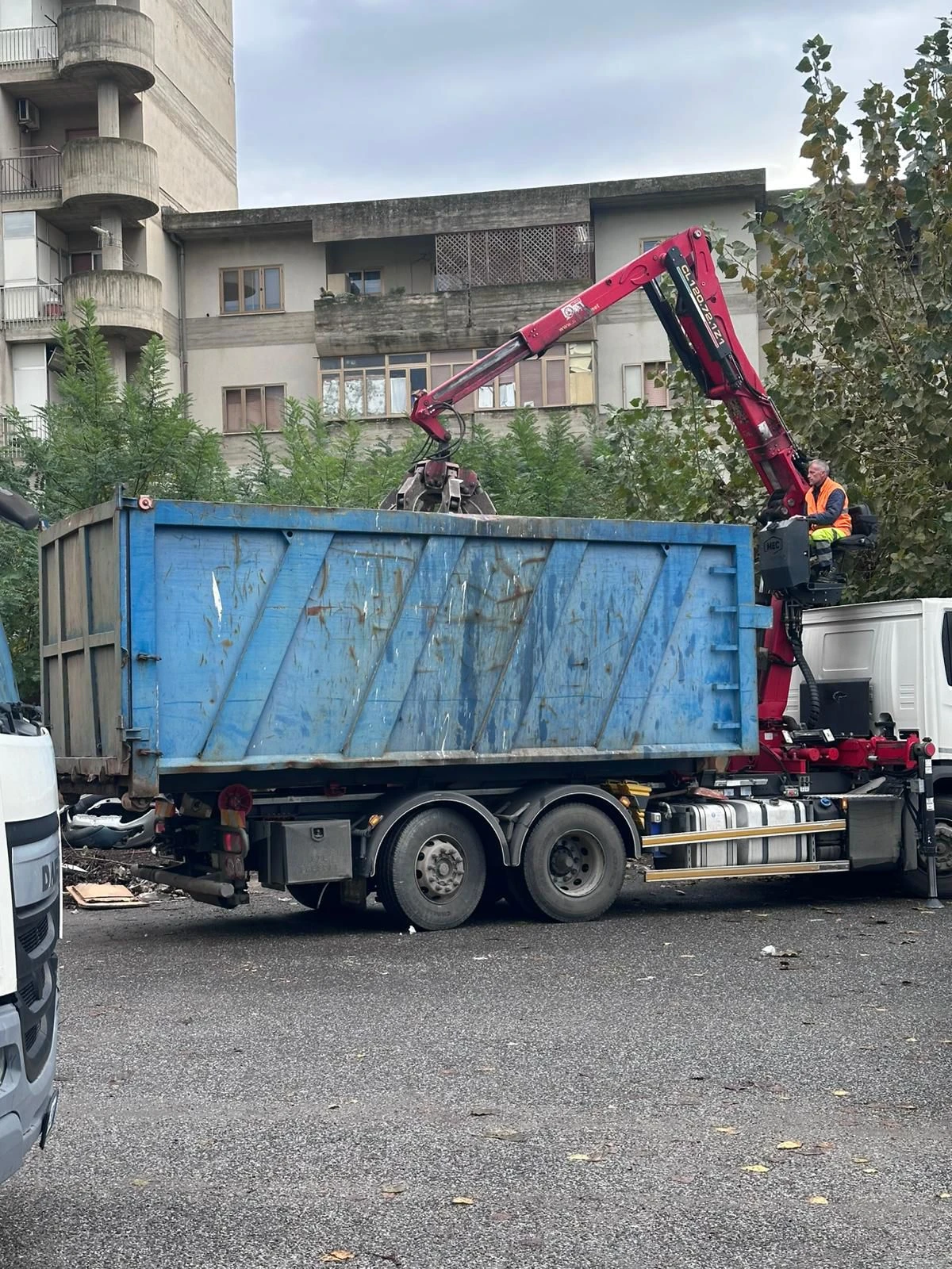 Rimossi rifiuti abbandonati nel quartiere Aranceto di Catanzaro, Colosimo: “Combattiamo una lotta impari”