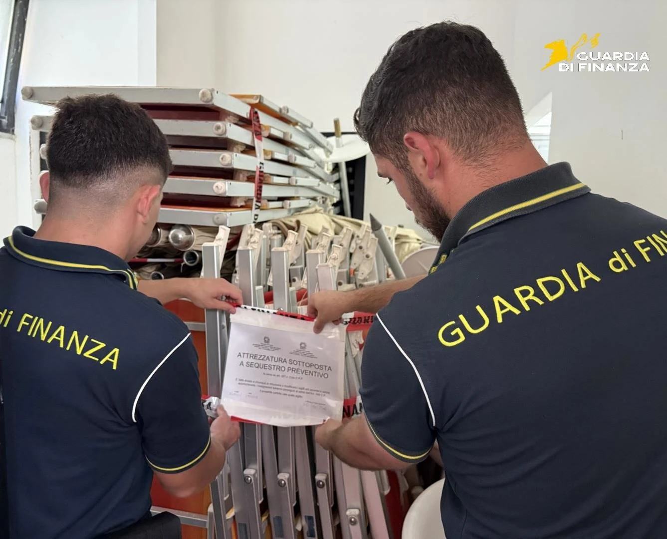 Ricadi, sequestrati 47 ombrelloni e 95 lettini abusivi: la Guardia di Finanza libera 400 mq di demanio