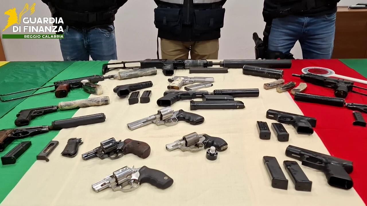 images Sequestrati armi ed esplosivo nella piana di Gioia Tauro: l’arsenale era nascosto in un capannone 