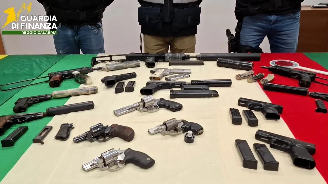 Sequestrati armi ed esplosivo nella piana di Gioia Tauro: l’arsenale era nascosto in un capannone 
