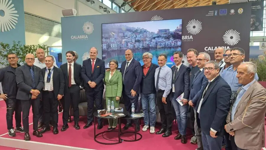 images A Rimini presentata la nuova edizione del Travel Book Regionale di Trenitalia 