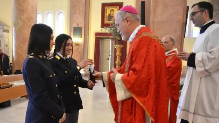 images A Vibo la Polizia consegna l’olio del “Giardino della memoria di Capaci” alla Diocesi 